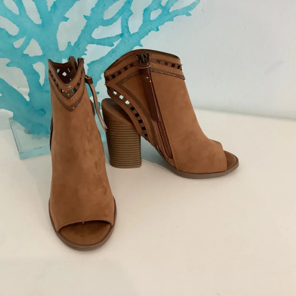 Dolcetta Riley Laser Cut Open Toe Chestnut Ankle Booties Size 6M Chucky Heels